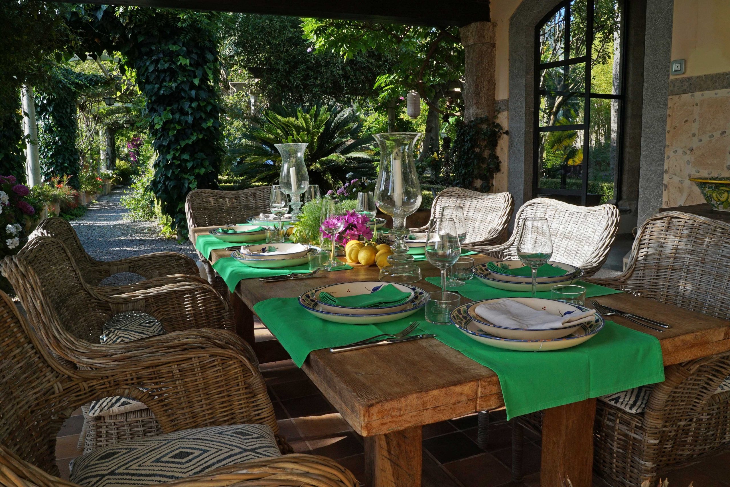 Detalle de mesa en la terraza de la Finca de la Soledad