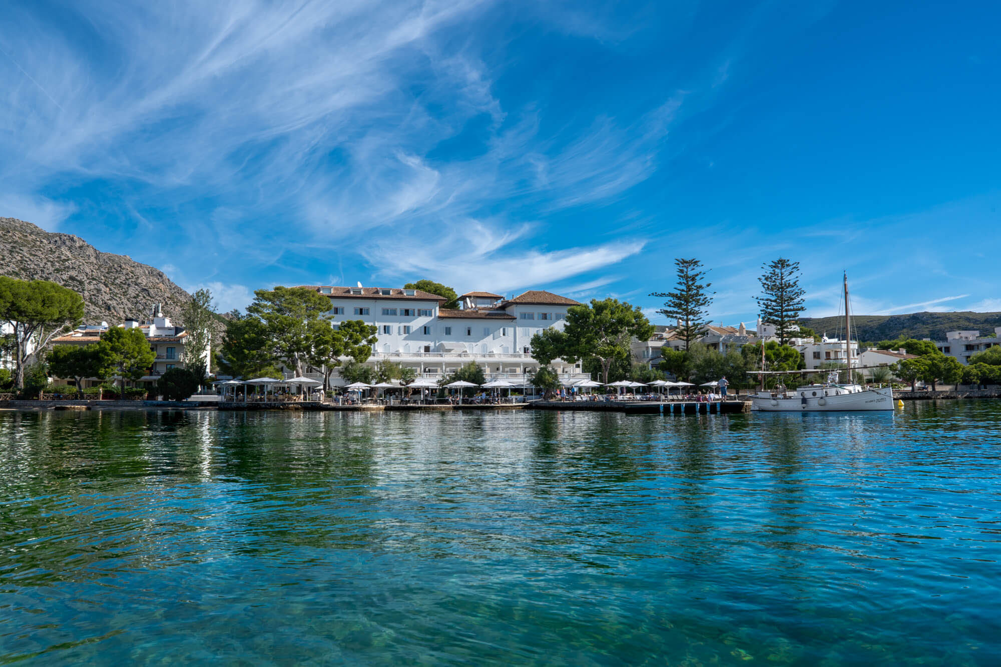 Fotografía del Hotel Illa d'Or en el puerto de Pollensa, Mallorca.