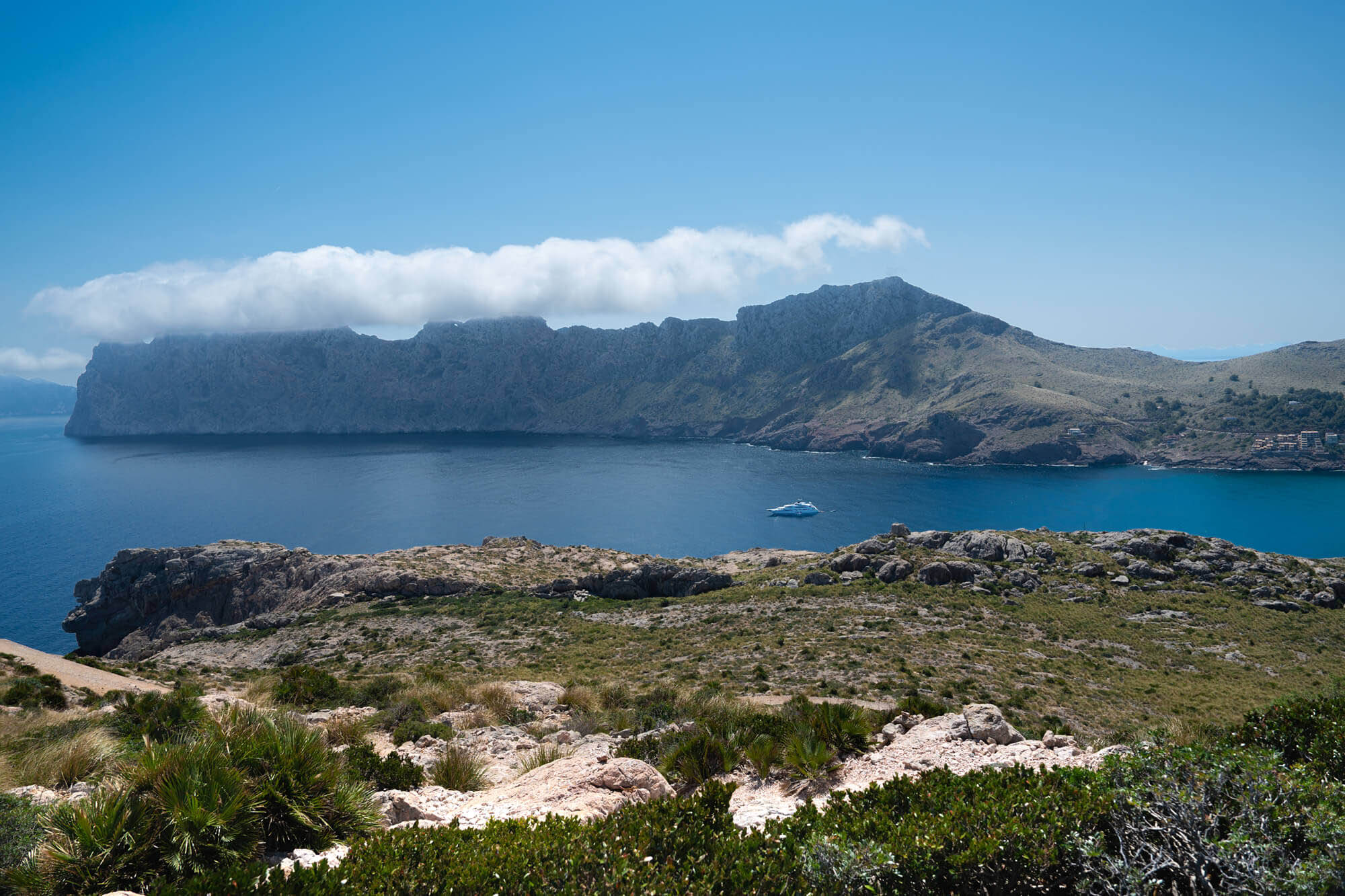 Vista de la cala Sant Vicente desde la montaña, La tramuntana, zona de Pollensa, Mallorca.