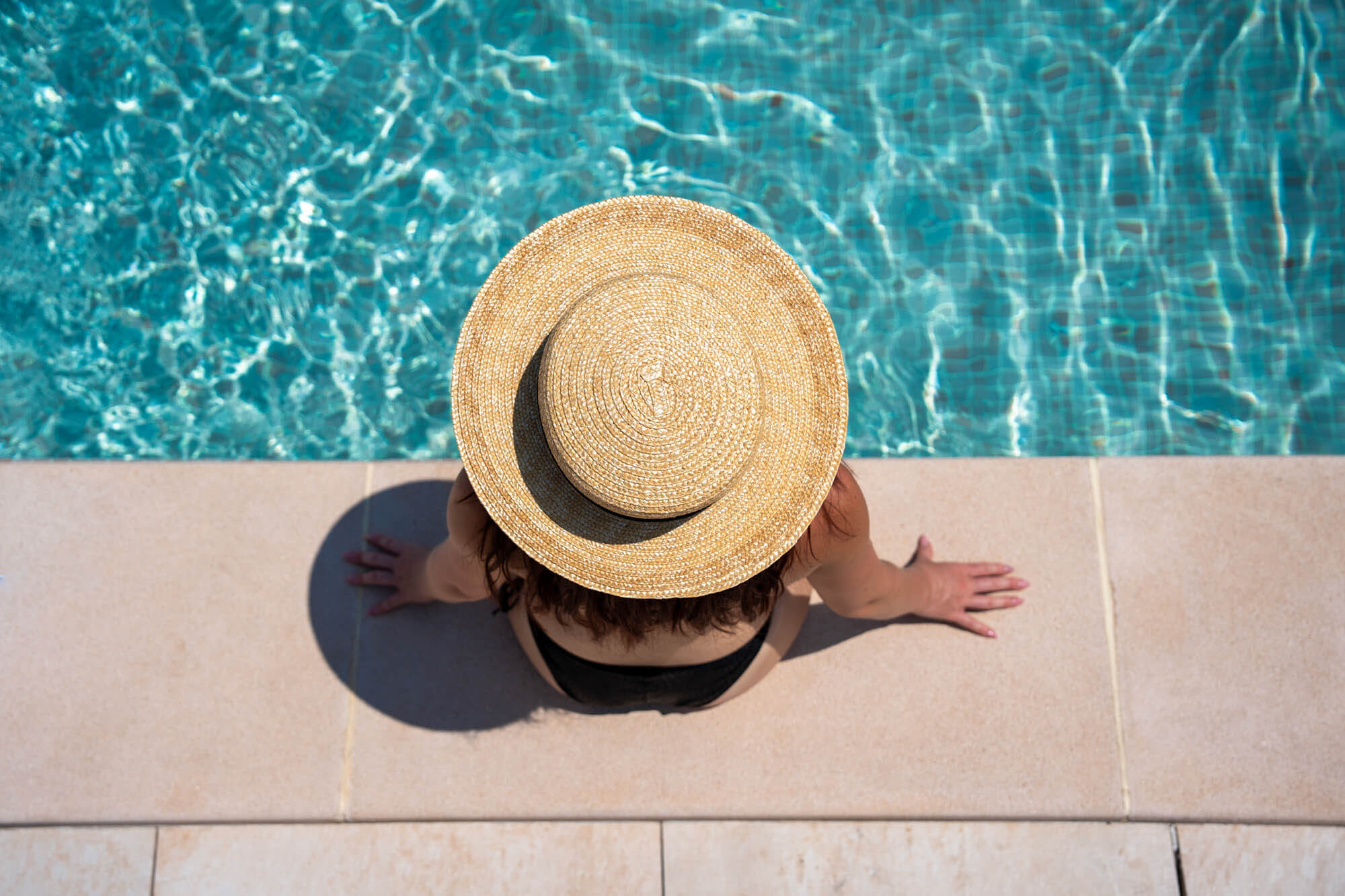 Chica en la piscina del Hotel Niu de Hoposa en Cala Sant Vicent en Pollensa, Mallorca.