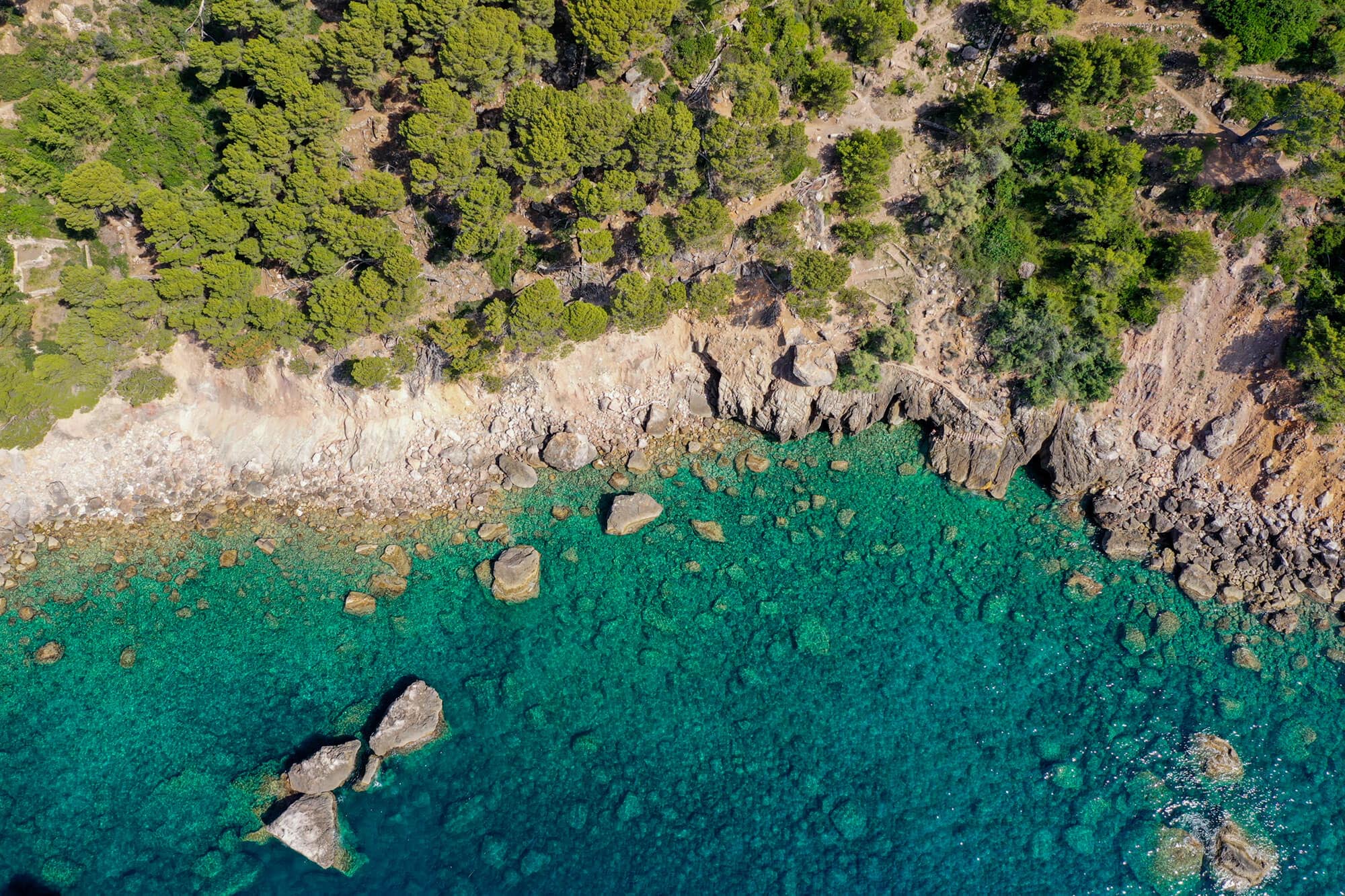 Foto con Dron de la costa de la Tramuntana en Mallorca.