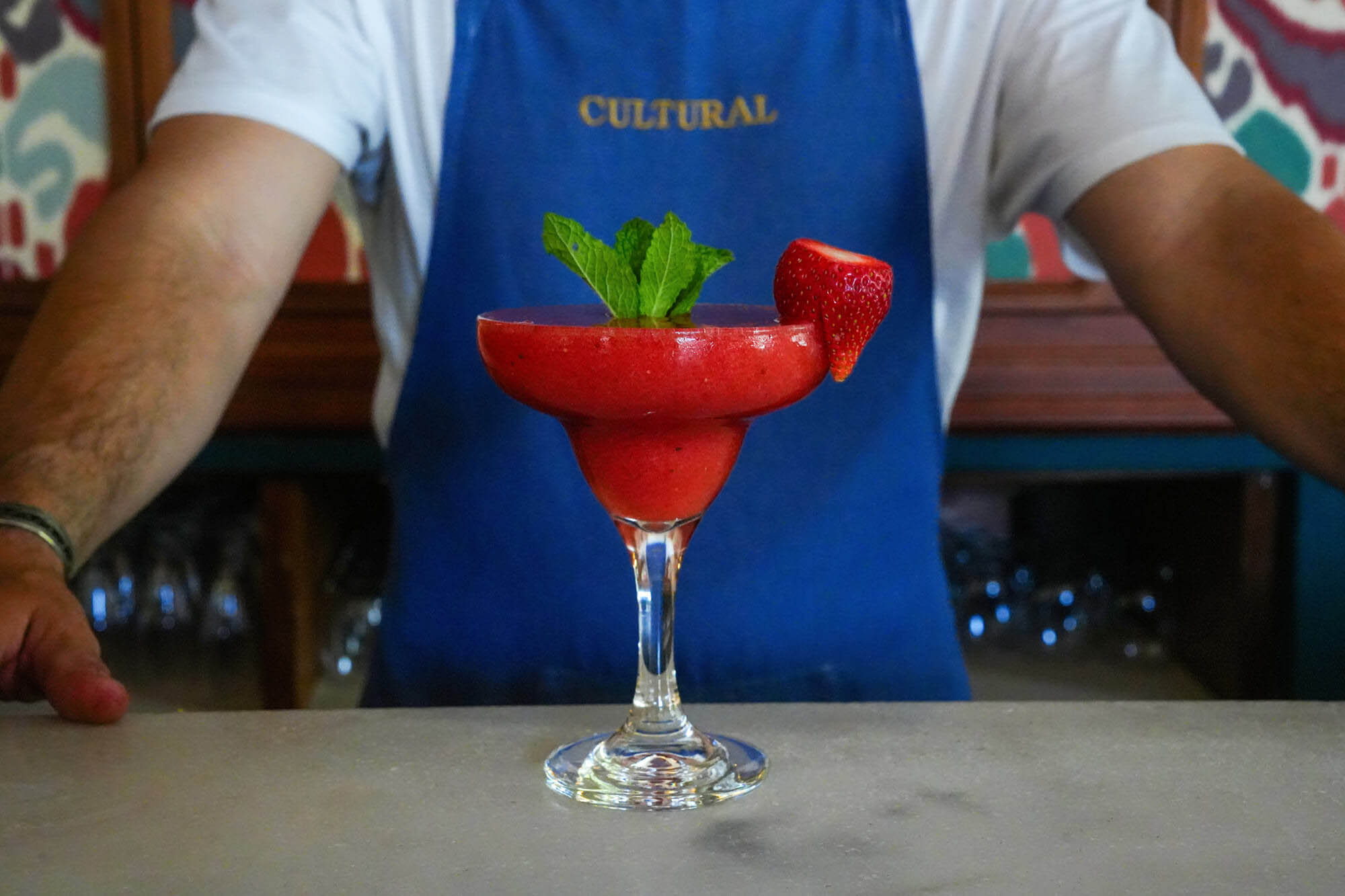 Copa en el restaurante del Hotel Hoposa Cultural Boutique en Puerto de Pollensa, Mallorca.