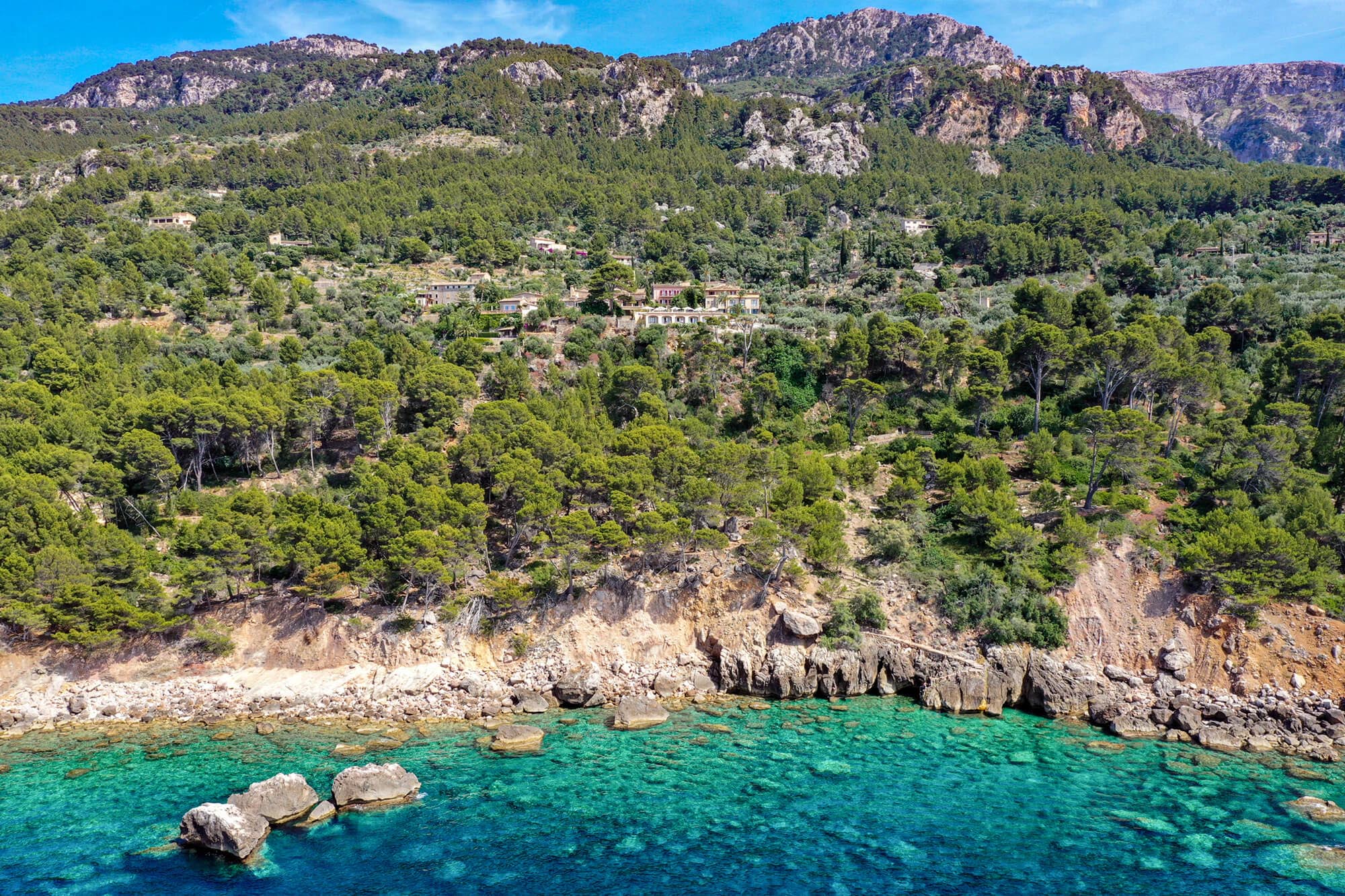 Foto con dron del Hotel Costa Dor de Hoposa en Deia, Mallorca.