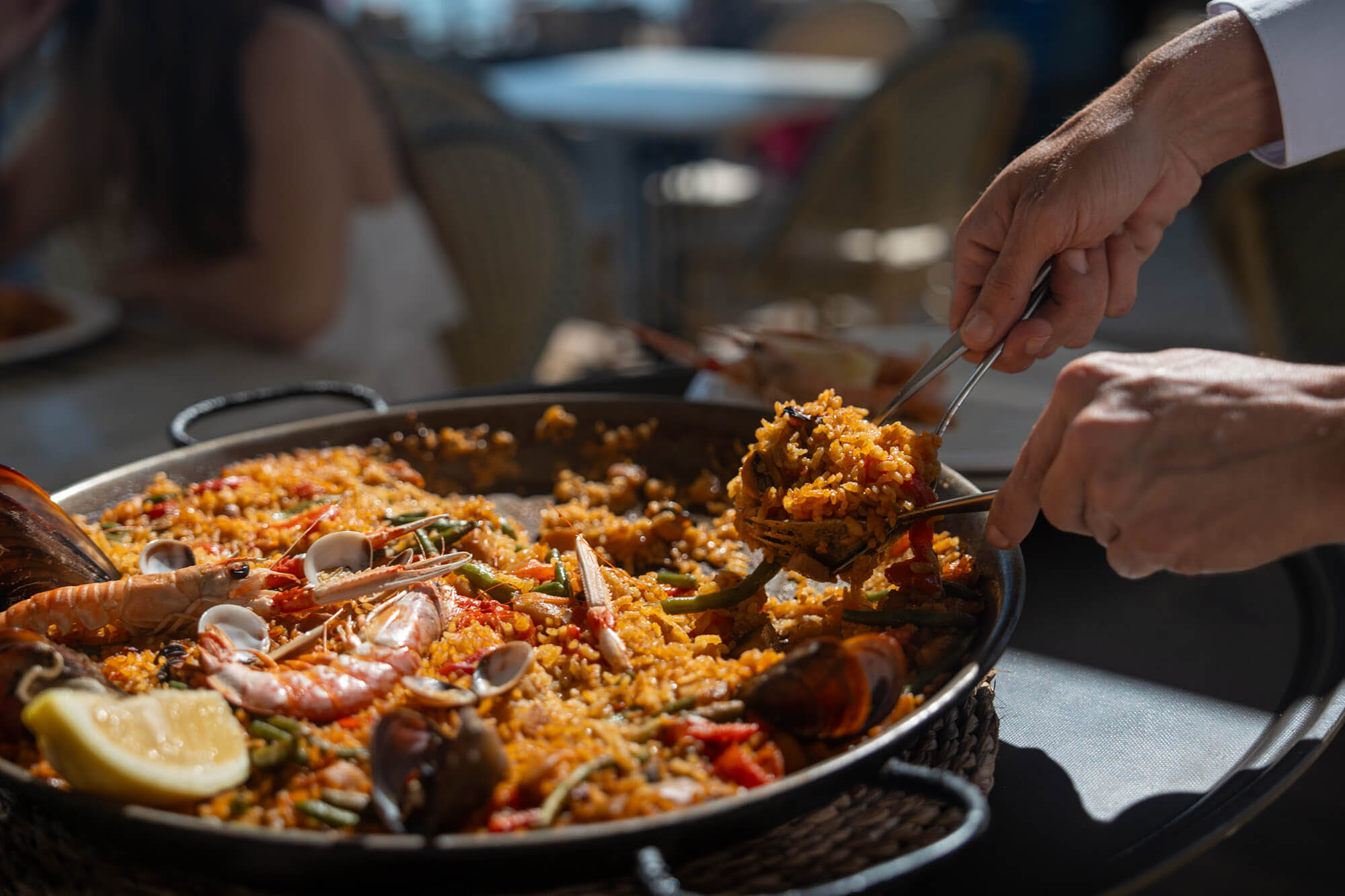 Paella en el Restaurante del Hotel Bahia de Hoposa en el Puerto de Pollensa, Mallorca.